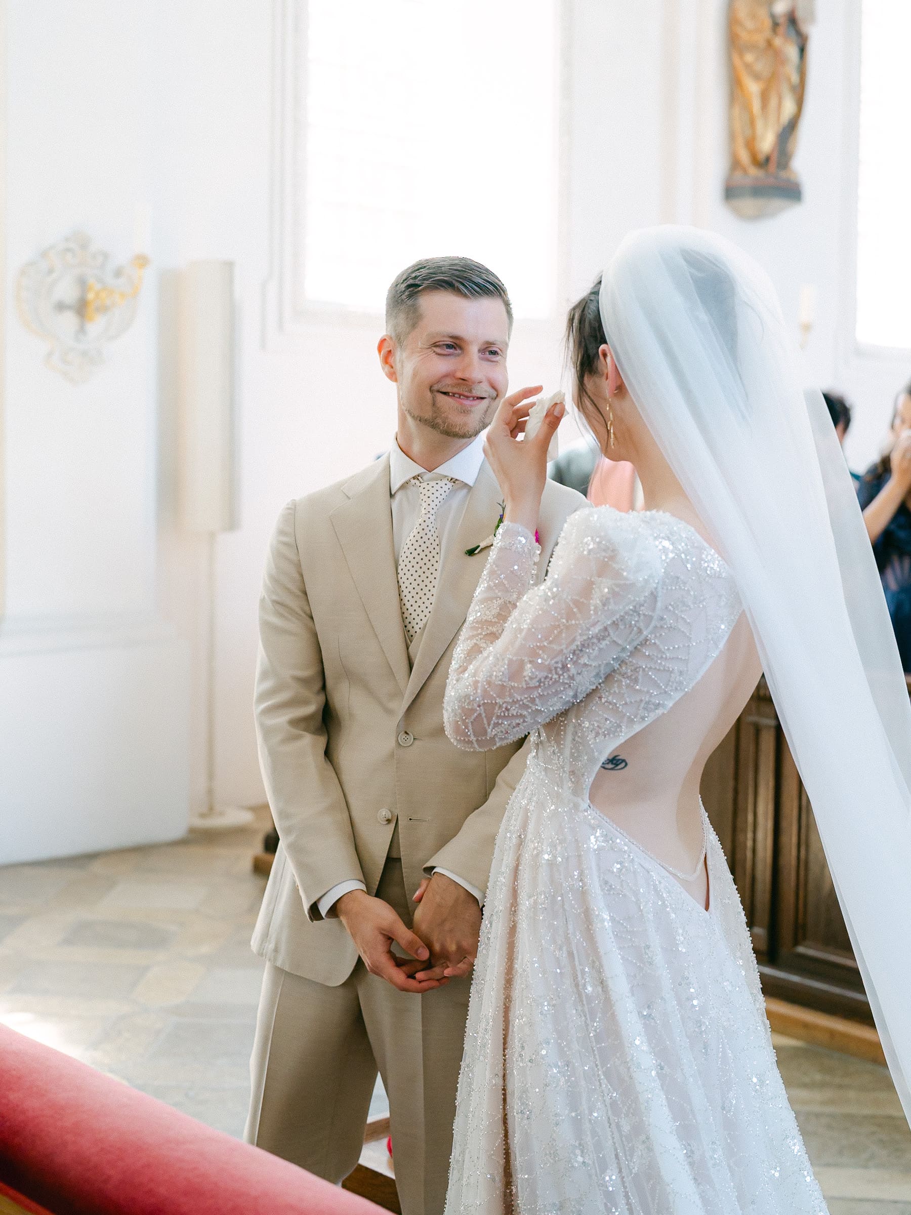 Braut weint bei Hochzeit