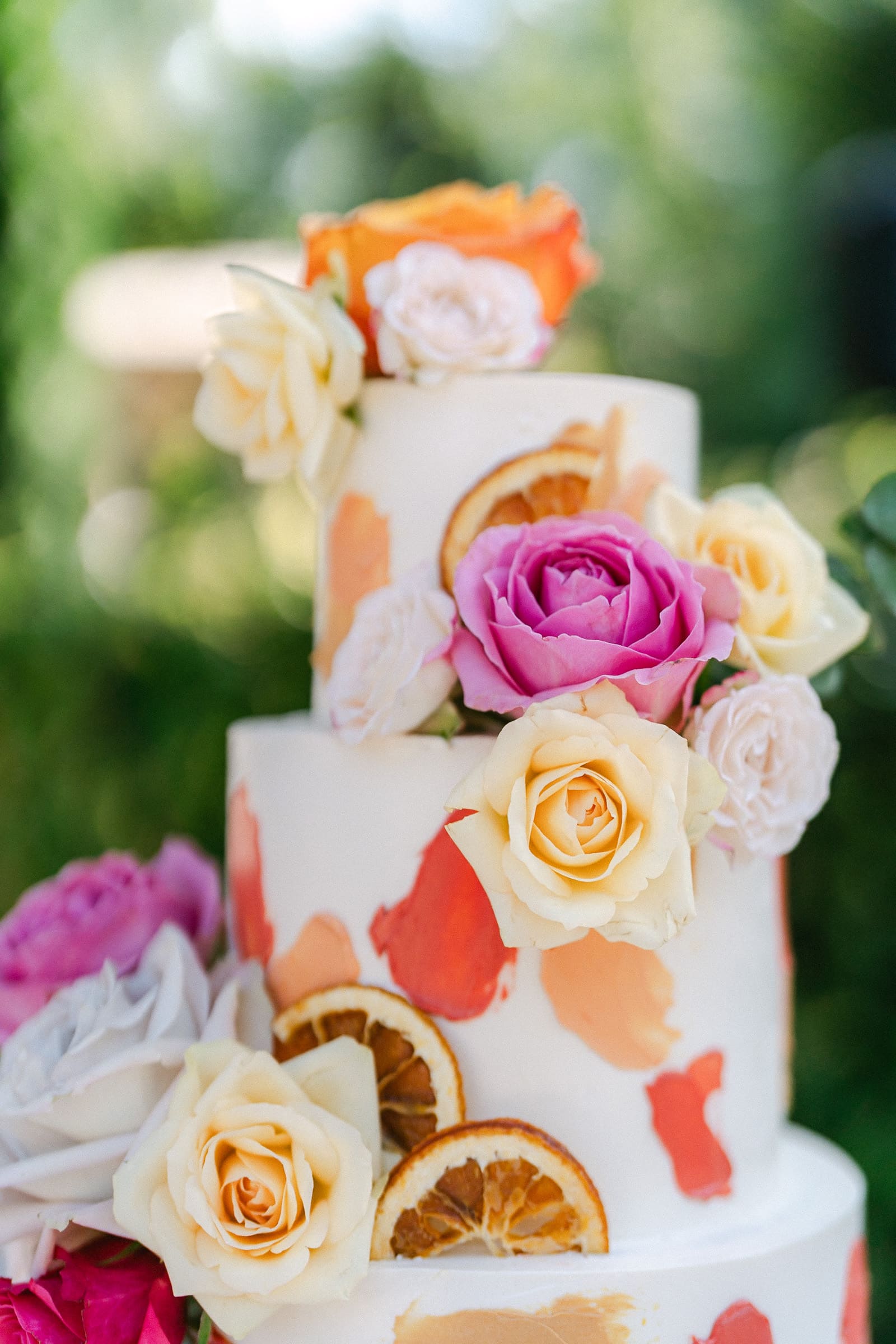 Hochzeitstorte mit Rosen bunt