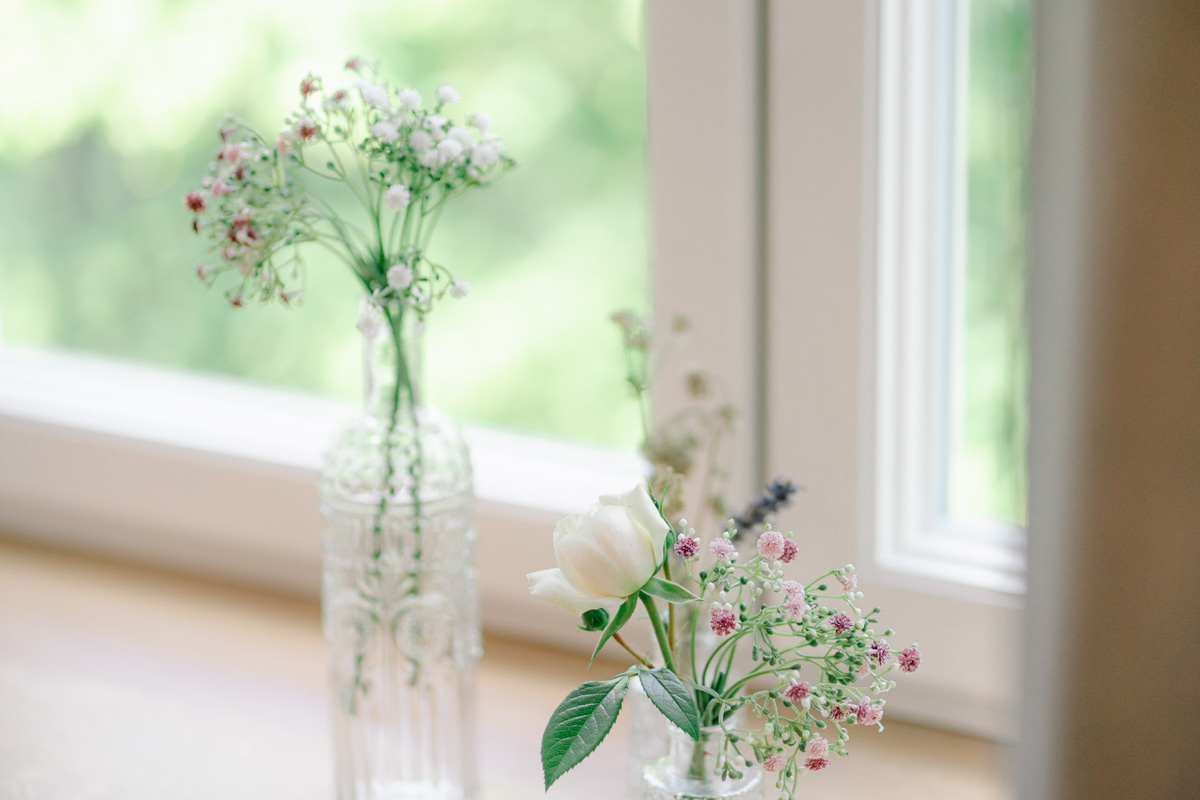 schlichter Blumenschmuck für die Hochzeit