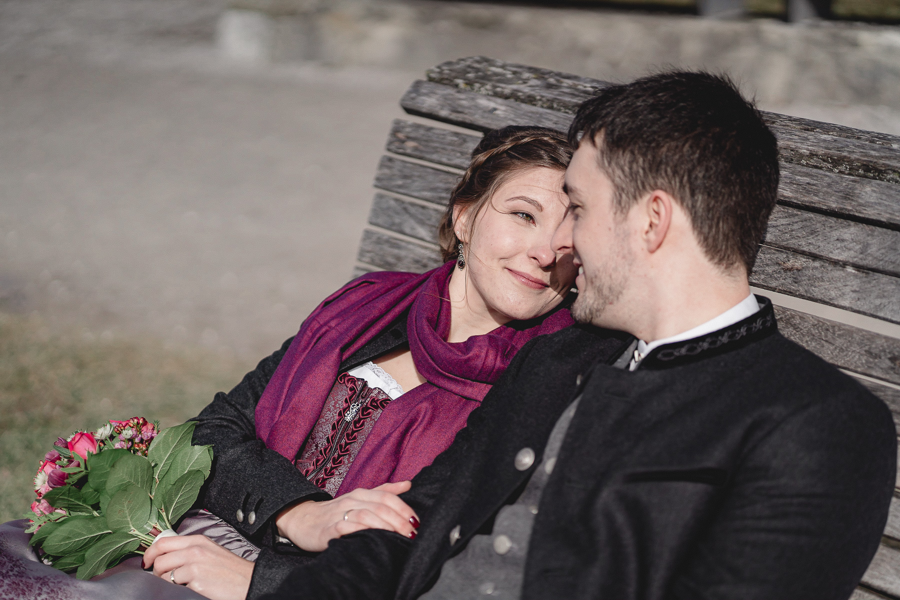 Braut Bräutigam gehen im Schloss Nymphenburg