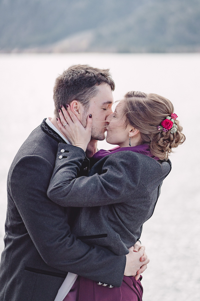 Brautpaar unter Baum