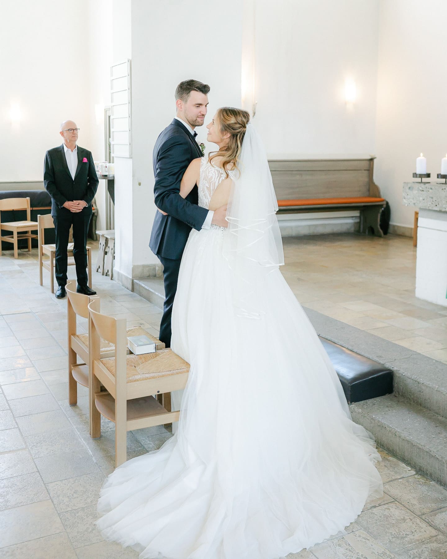 kirchliche Trauung emotionaler Moment Brautpaar vor Altar
