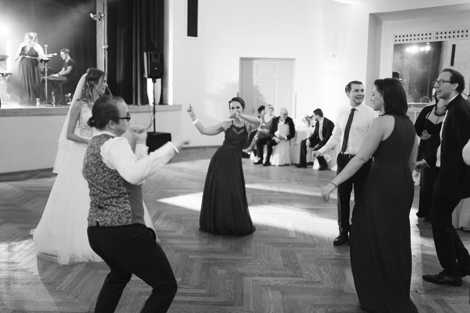 Hochzeitsgäste tanzen wild auf Hochzeitsfeier