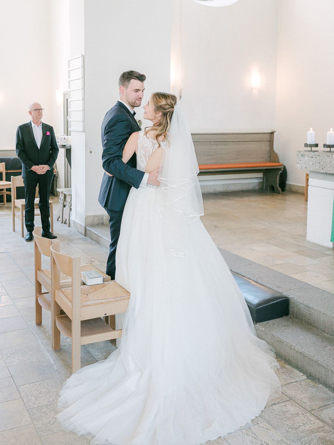 kirchliche Trauung emotionaler Moment Brautpaar vor Altar