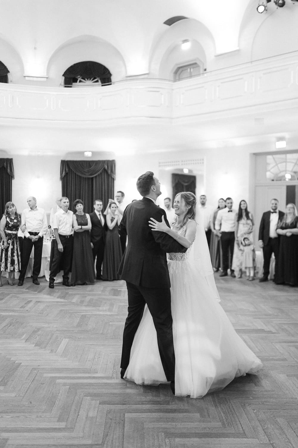 Brautpaar tanzt Walzer im Kurhaus Bad Tölz
