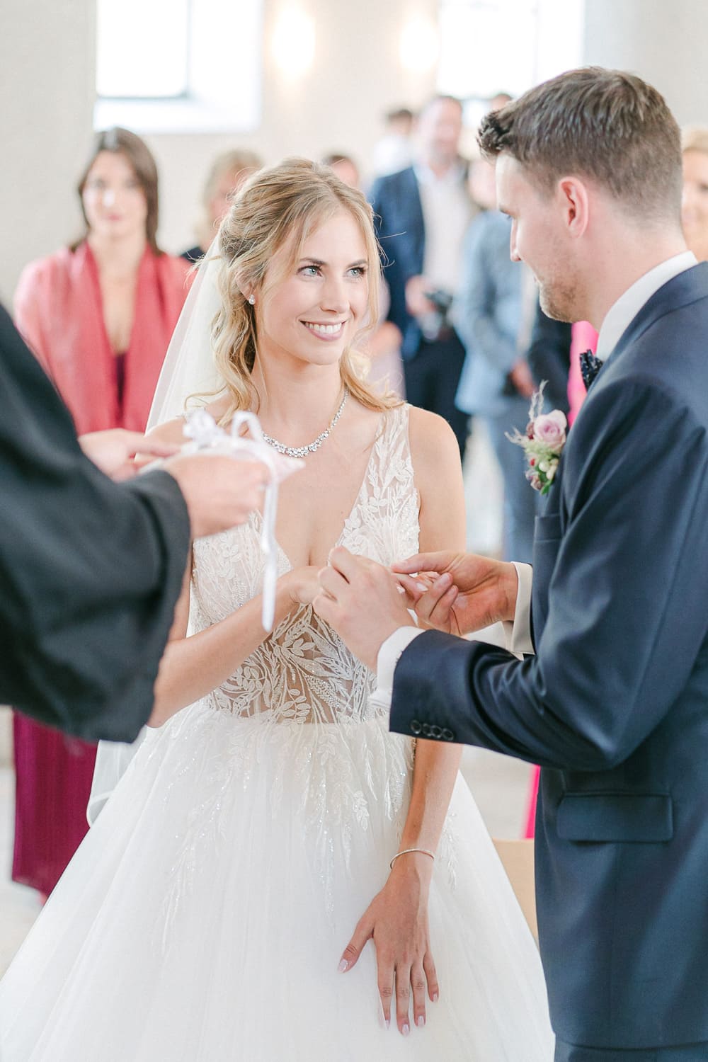 Bräutigam legt Braut Hochzeitsring an
