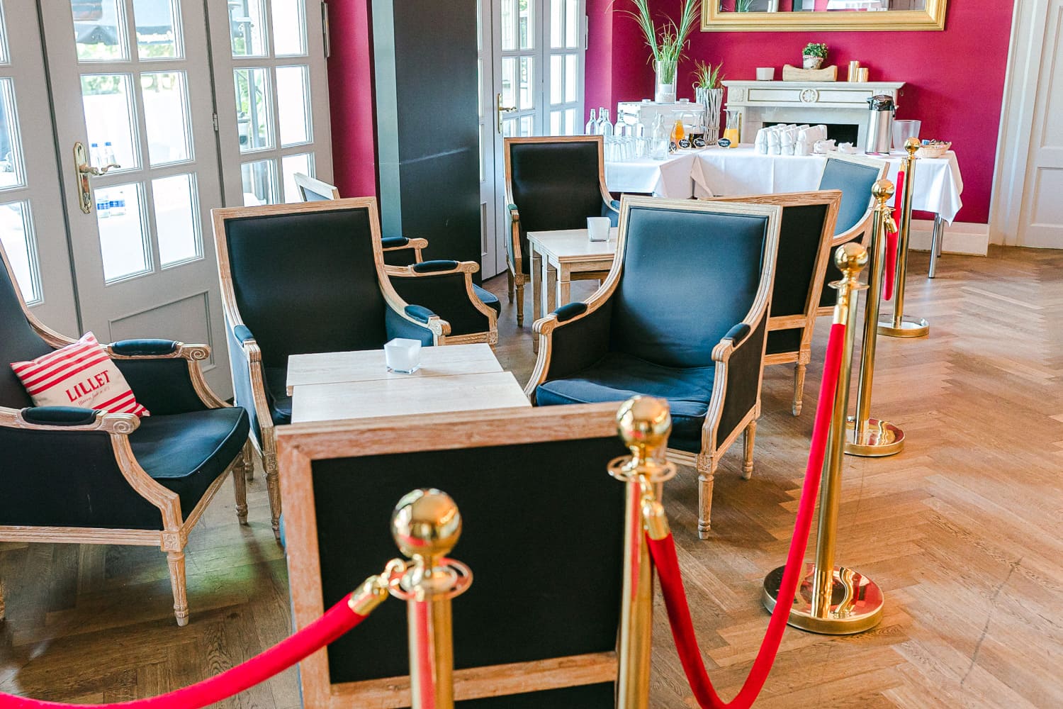 Kurhaus Bad Tölz Cafe Lobby mit Stühlen