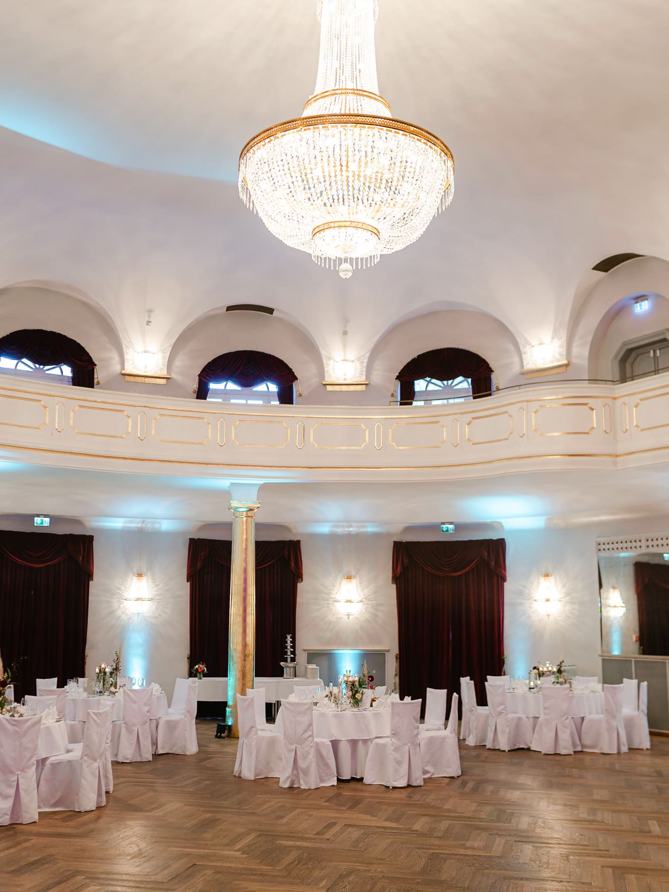 Brautpaar tanzt Walzer im Kurhaus Bad Tölz