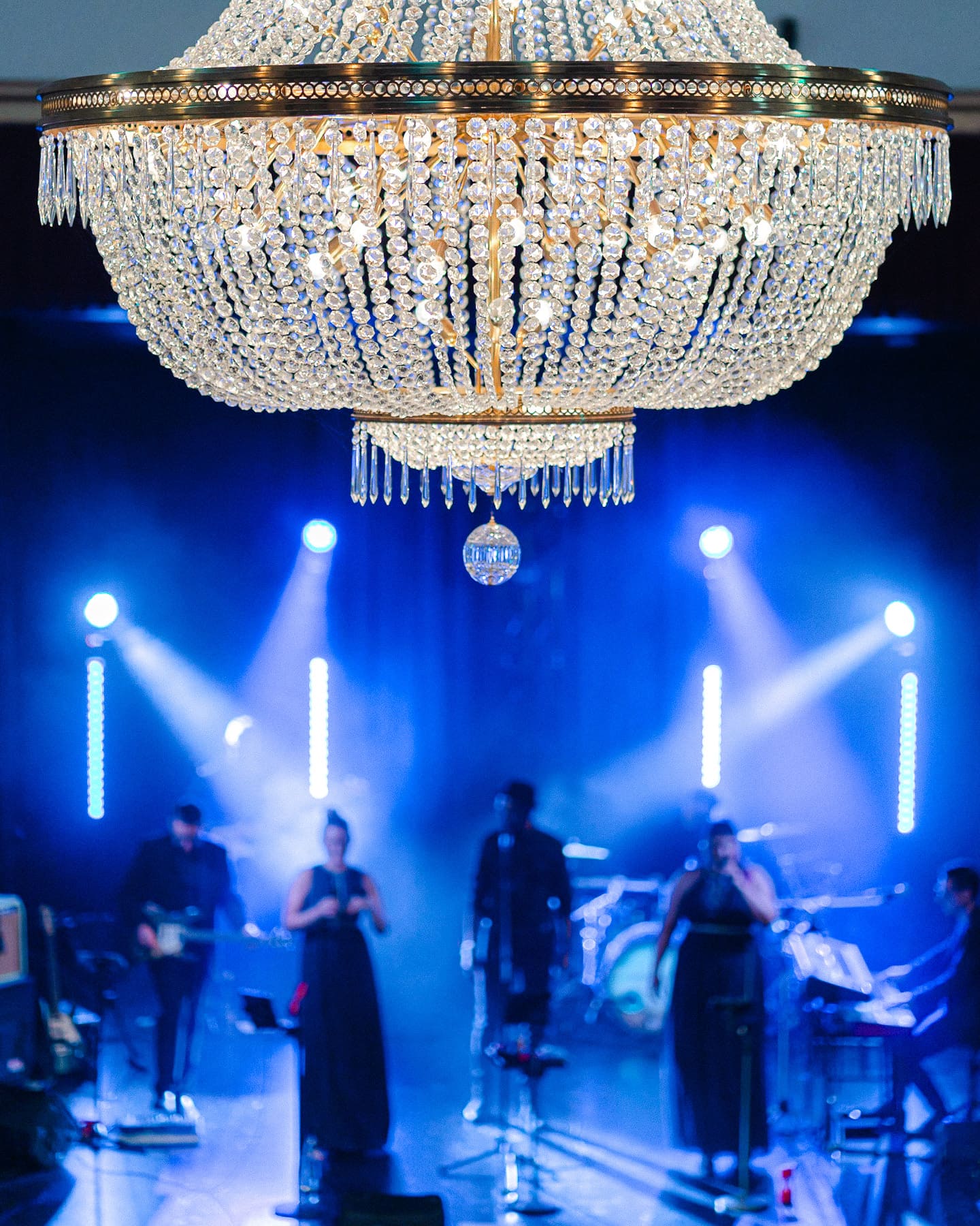 Kronleuchter im Kurhaus Bad Tölz nachts mit Band