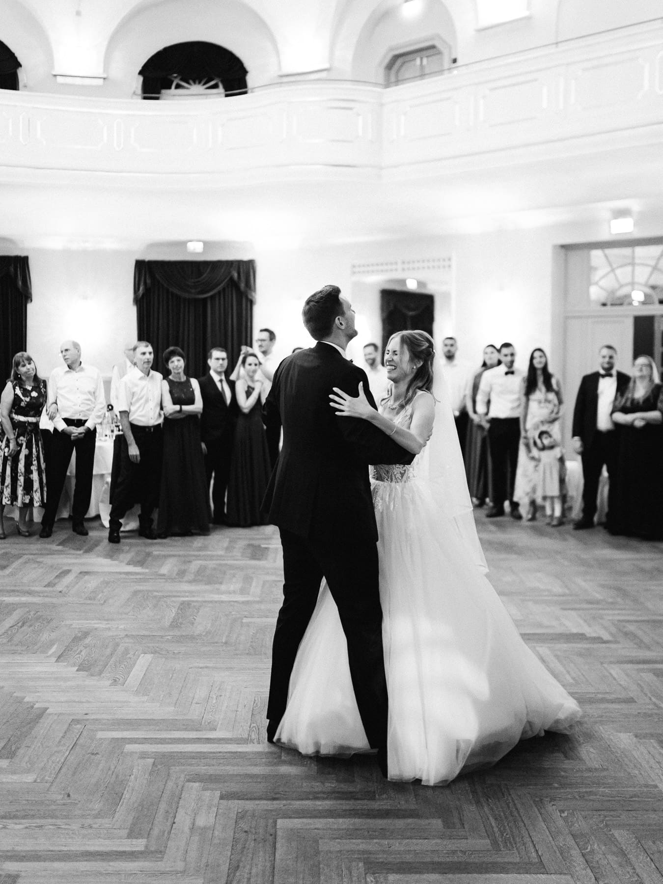 Hochzeitstanz mit Kuss