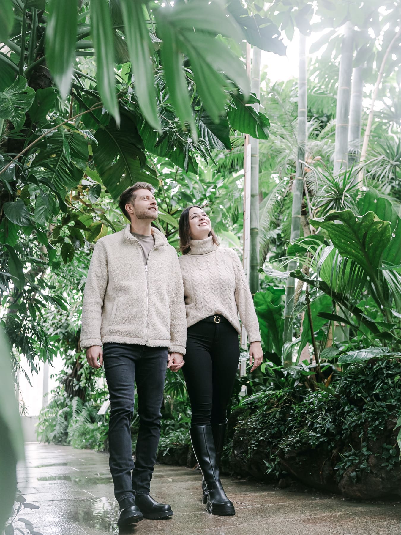 Paar spaziert während Fotoshooting durch botanischen Garten