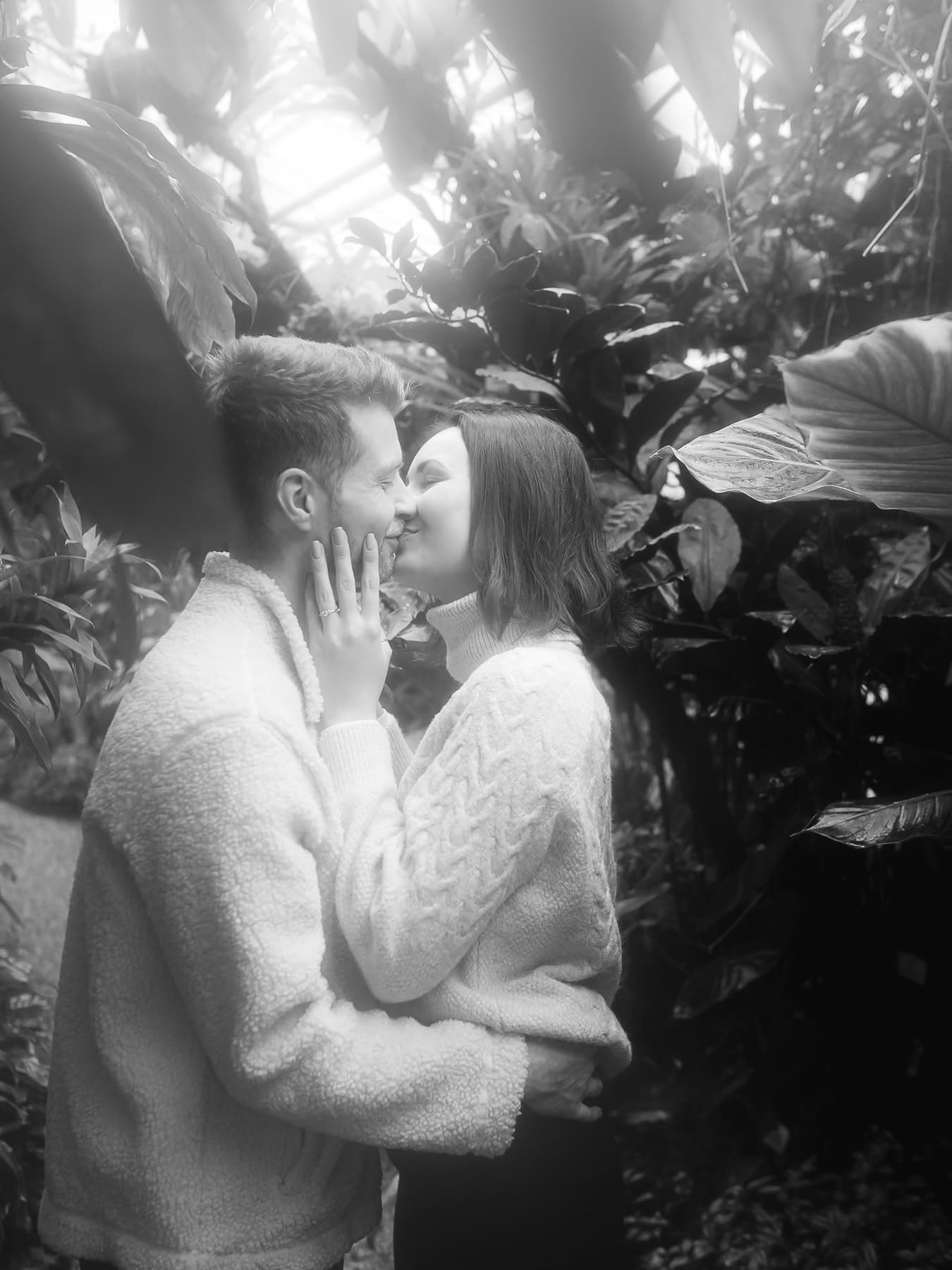 Paar küsst sich im botanischen Garten