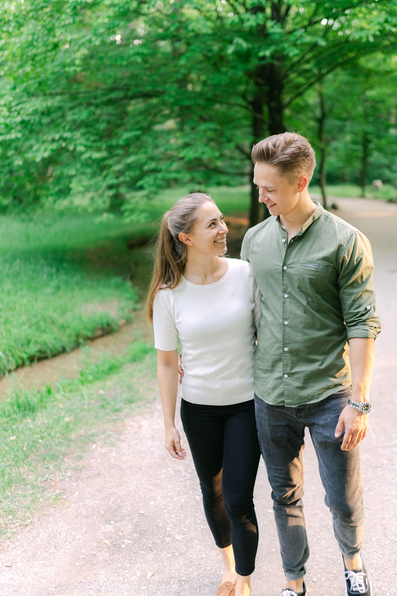 Paar spaziert im Park während Fotoshooting