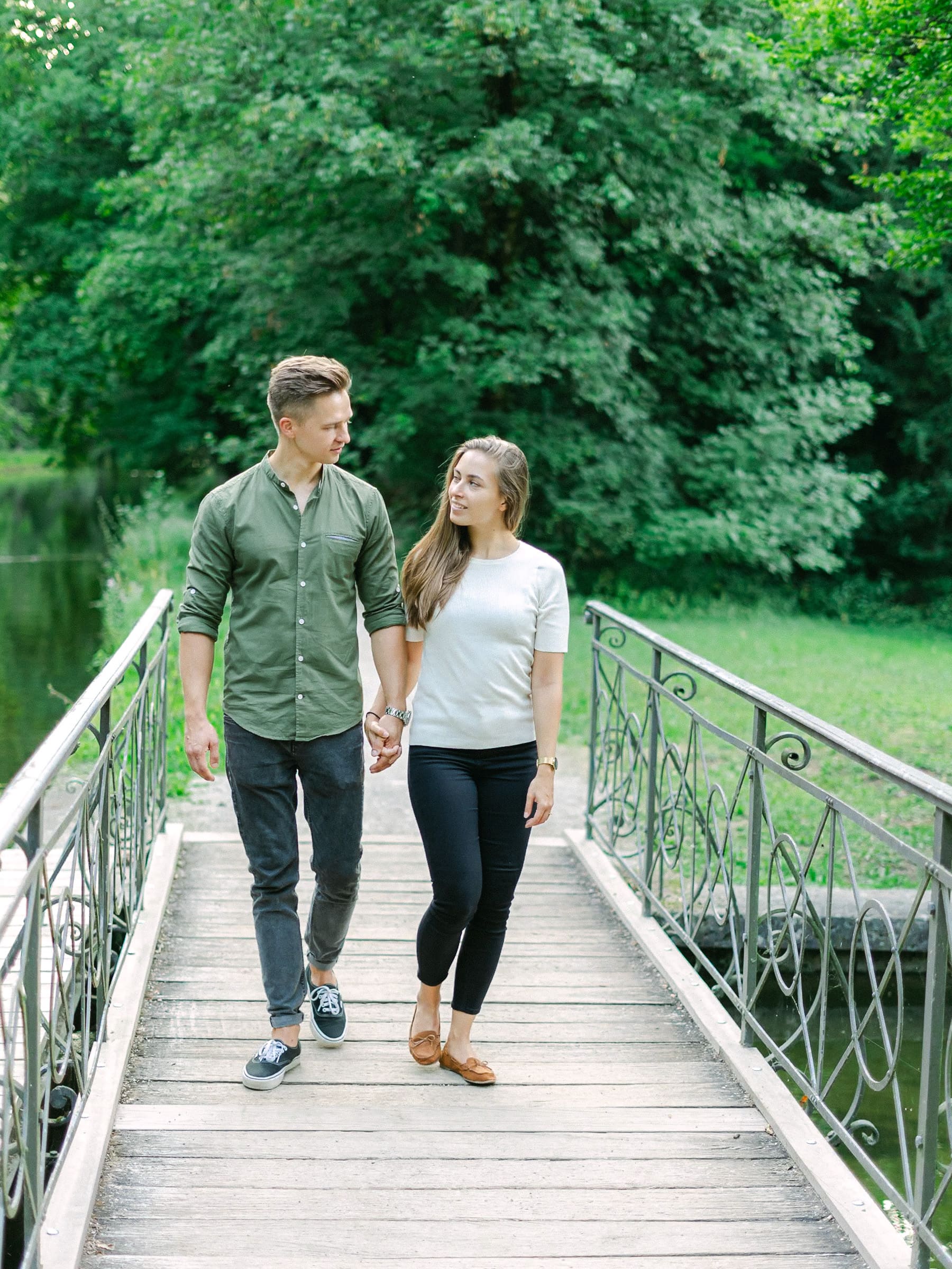 Paar spaziert im Park während Fotoshooting