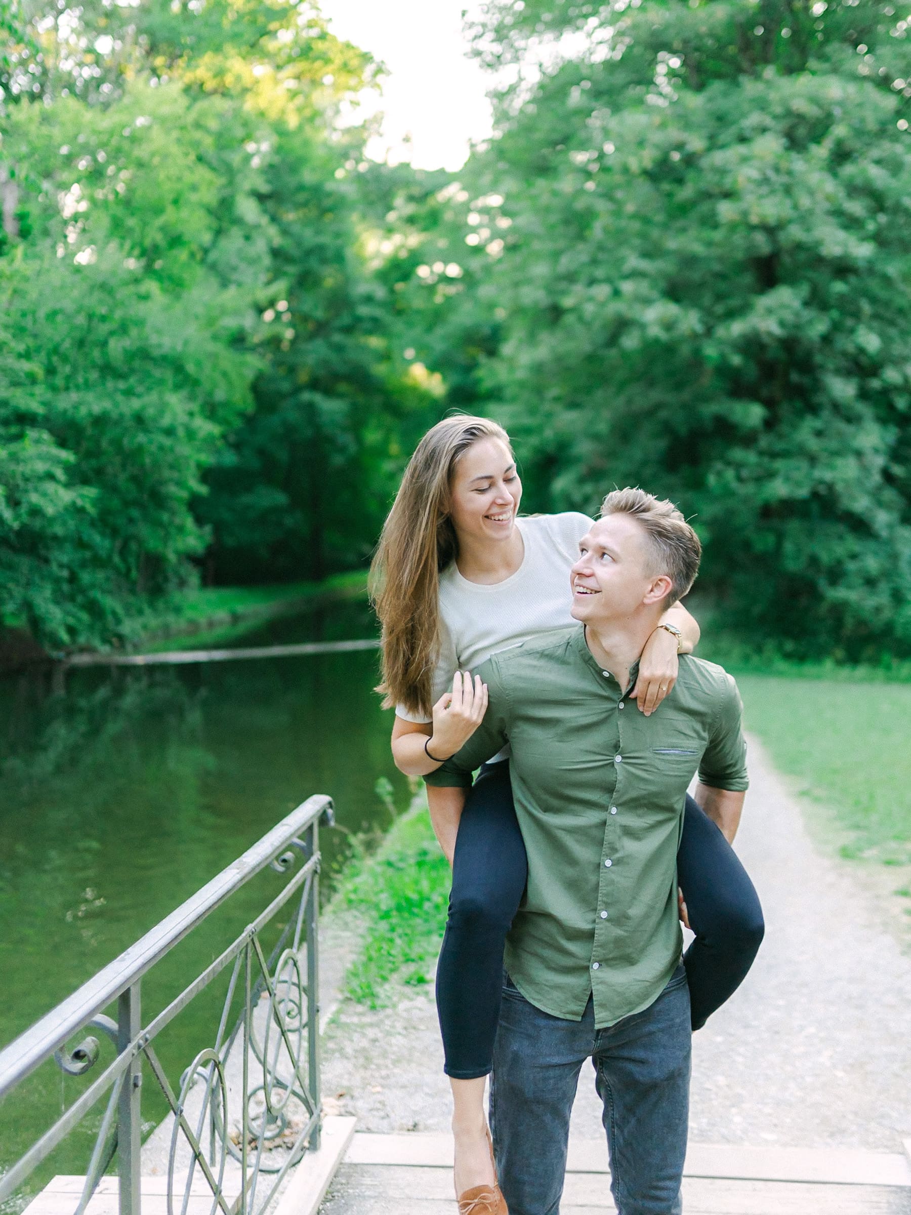 Paar spaziert im Park während Fotoshooting