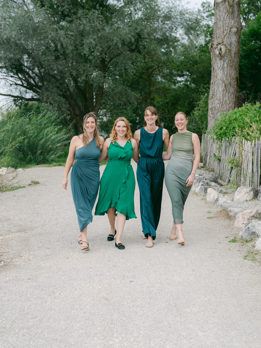 Brautpaar wird im Grünen am See