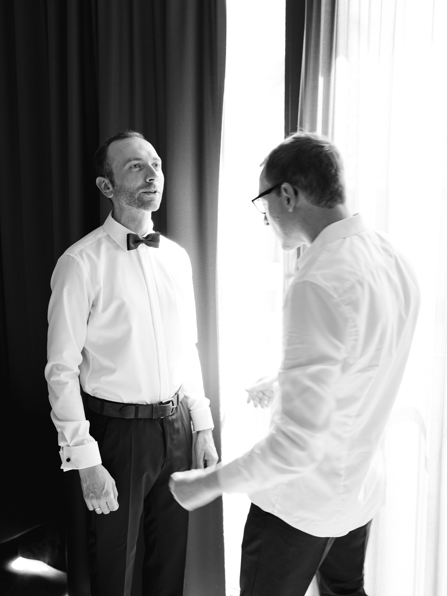 Brautpaar küsst sich bei Waldspaziergang